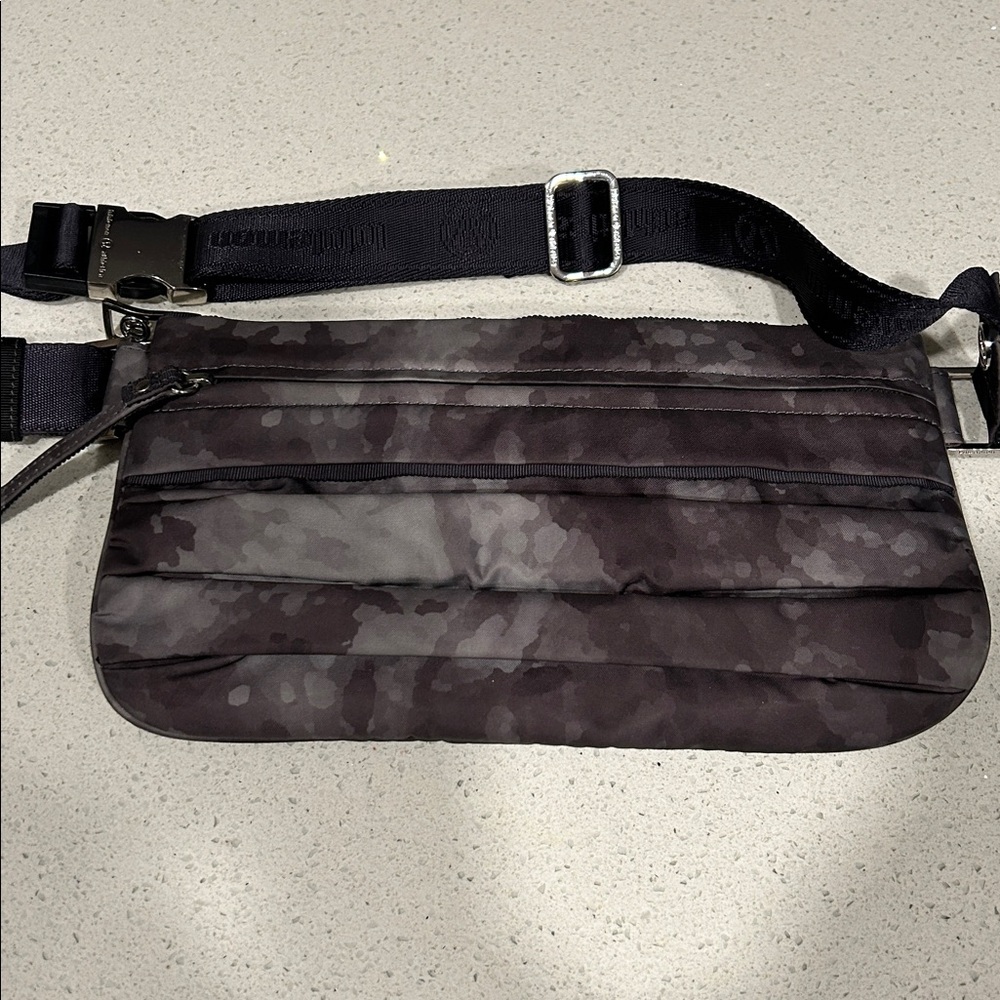 Lululemon Everywhere Camo Belt Bag - Picture 11 of 14